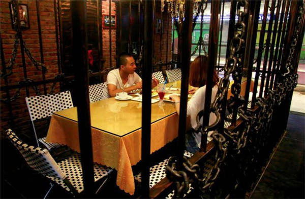 另类的密室主题餐厅-让你体验“吃牢饭”的感觉！