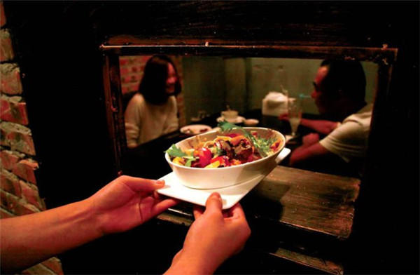 另类的密室主题餐厅-让你体验“吃牢饭”的感觉！