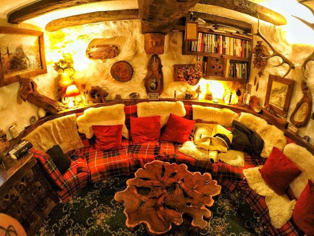 苏格兰一对夫妻打造一座神奇的霍比特风格的山林民宿