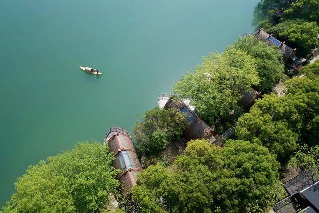 靠山滨水的船屋民宿，水上最有个性的乡村客栈