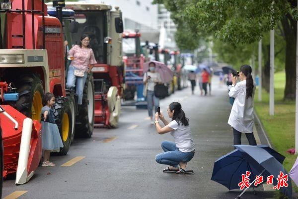 霸气！华中农业大学毕业生在校园内开拖拉机巡游