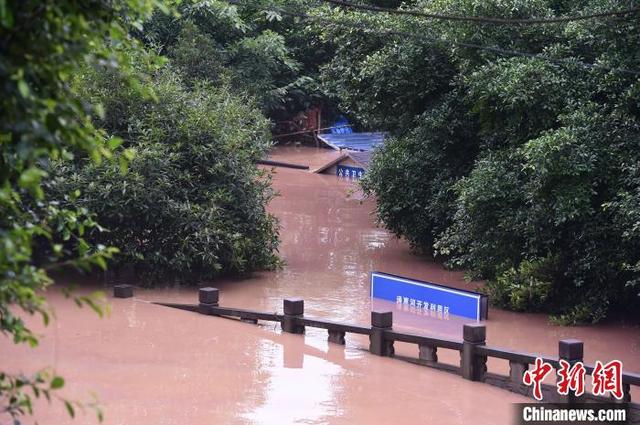 直击重庆綦江超历史洪水：居民楼二层淹水中 已致4.3万人受灾