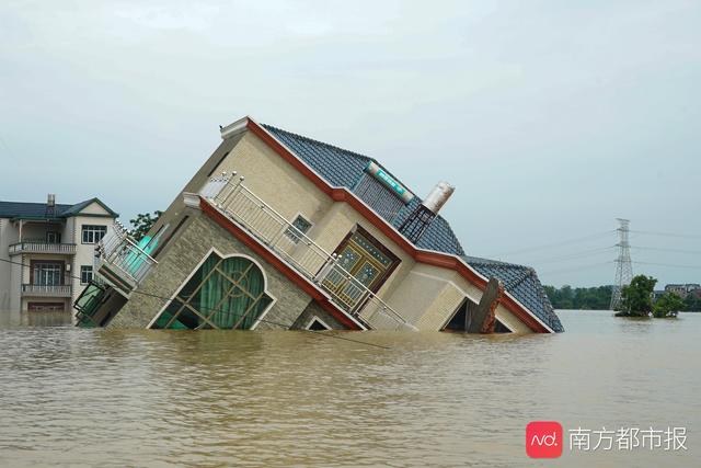 江西省防汛工作进入战时状态，鄱阳县漫堤决口，村庄受淹汪洋一片