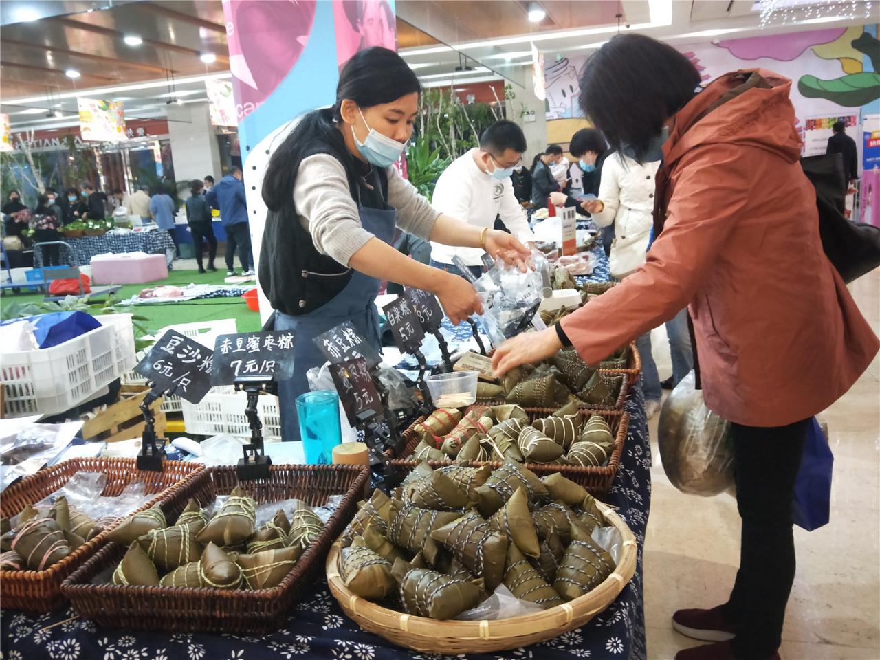 “新农人”在商场举办农夫市集，连接城市和乡村的生态生活