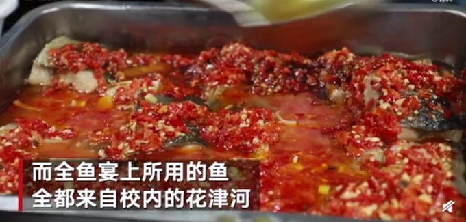 云南大学食堂推出玫瑰宴：玫瑰奶冻、玫瑰冰粉......网友酸了